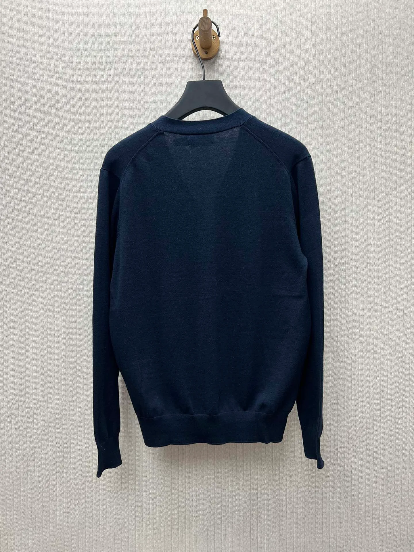 🅿️480 POLO 25ss new slim fit V-neck knitted wool cardigan. This lightweight knitted cardigan is carefully woven from wool yarn, treated for a smooth texture, and decorated with iconic pony embroidery. Size: S.M.L.XL.